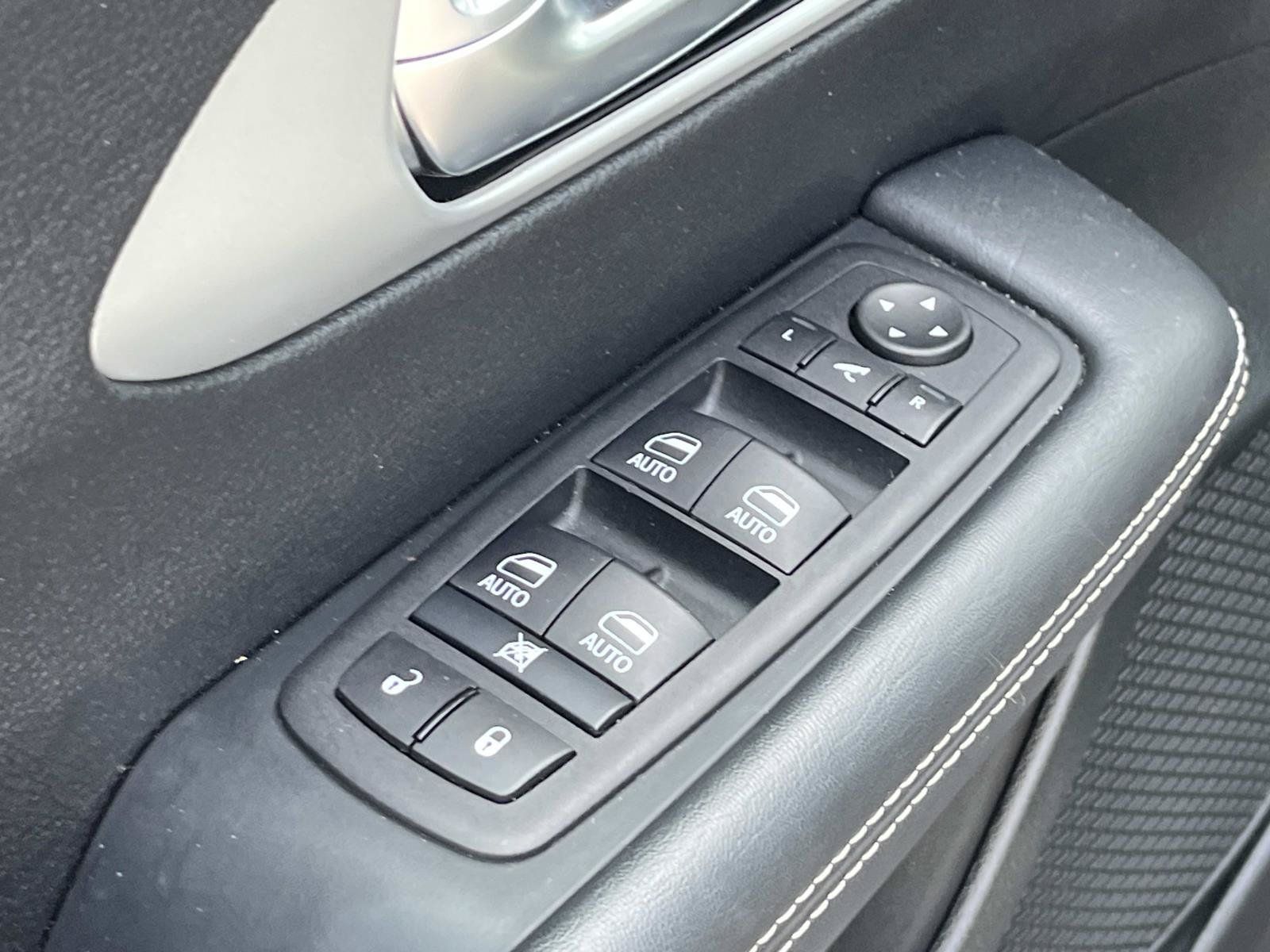 Used 2025 Chrysler Pacifica Limited FWD image 27