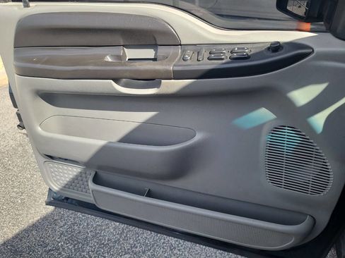 Used 2005 Ford F250 Lariat image 23