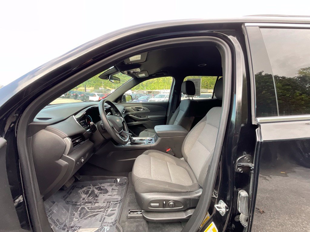 Used 2023 Chevrolet Traverse LT FWD image 9