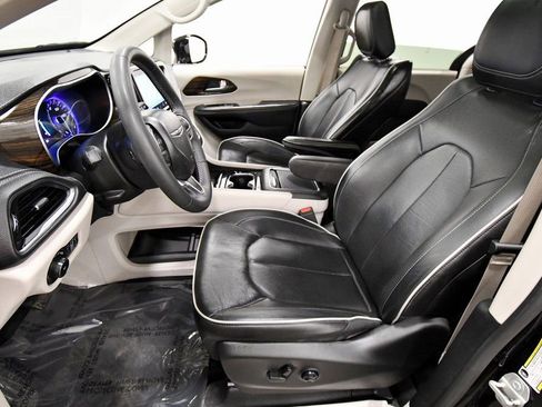 Used 2024 Chrysler Pacifica Limited image 14