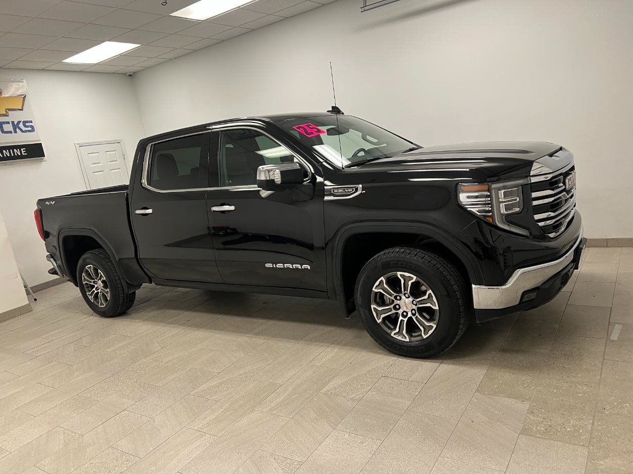 Used 2025 GMC Sierra 1500 SLT AWD/4WD image 3