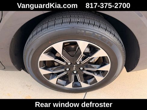 Used 2024 Kia Carnival EX image 9