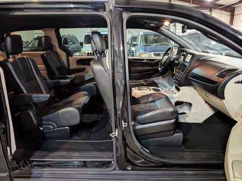 Used 2019 Dodge Grand Caravan SXT FWD image 24