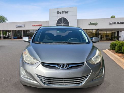 Used 2015 Hyundai Elantra SE w/ Option Group 02 FWD image 2