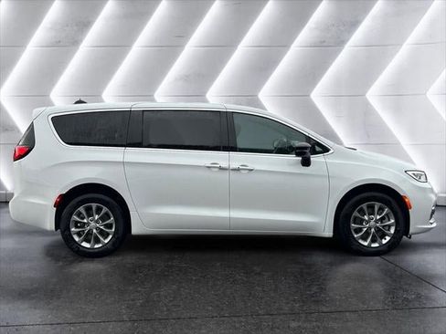 New 2026 Chrysler Pacifica Select image 23