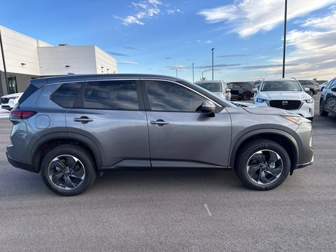 Used 2024 Nissan Rogue SV AWD/4WD image 8