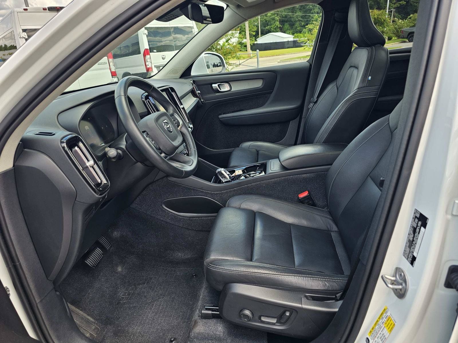 Used 2024 Volvo XC40 B5 Plus AWD/4WD image 16