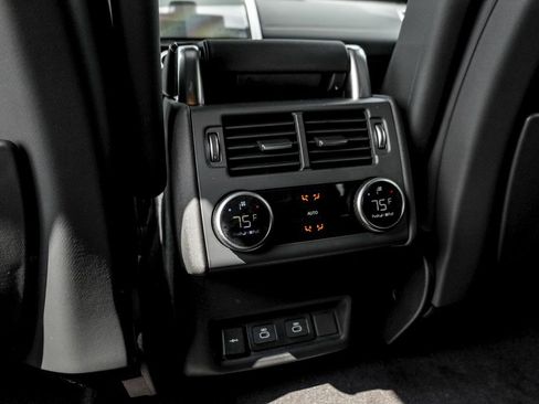 Used 2025 Land Rover Discovery Metropolitan Edition image 17