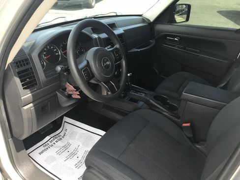 Used 2012 Jeep Liberty Sport image 8