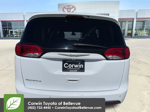 Used 2018 Chrysler Pacifica Touring-L w/ Tire & Wheel Group FWD image 4