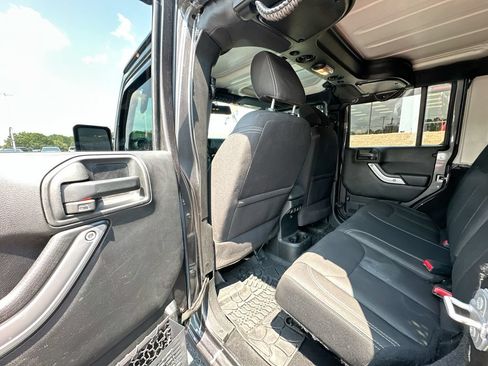 Used 2017 Jeep Wrangler Unlimited Rubicon w/ Connectivity Group AWD/4WD image 17