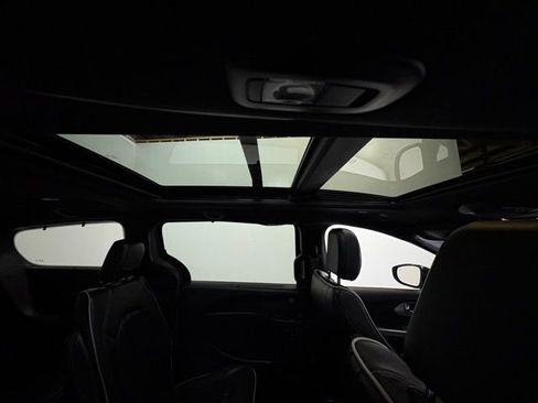 Certified 2025 Chrysler Pacifica Limited image 14