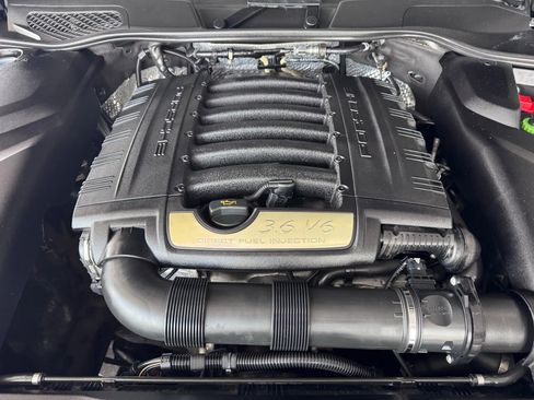 Used 2018 Porsche Cayenne Platinum Edition image 40