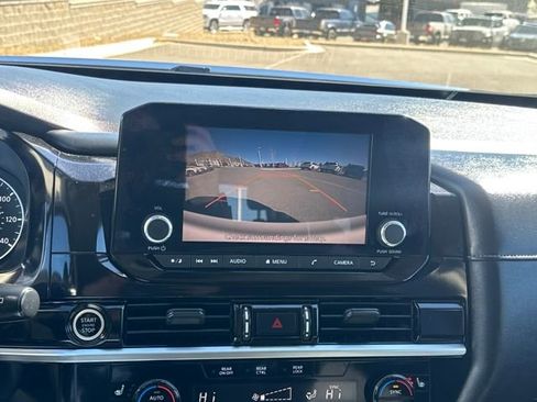 Used 2022 Nissan Pathfinder SV image 19