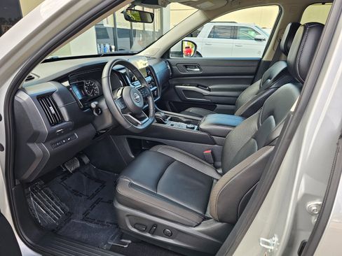 Used 2025 Nissan Pathfinder SL w/ SL Premium Package image 17
