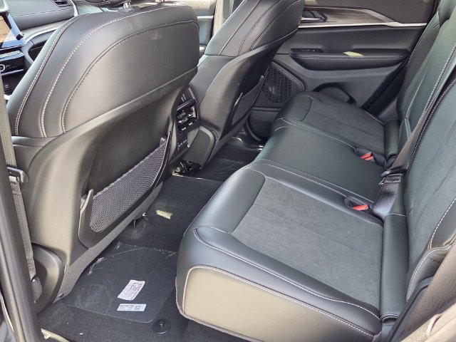 New 2027 Jeep Grand Cherokee Altitude RWD image 11