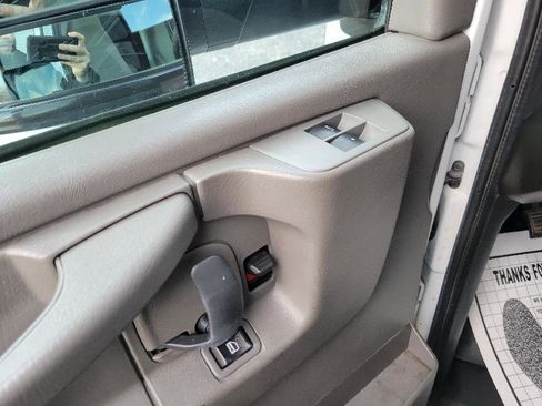 Used 2014 Chevrolet Express 4500 Extended image 25