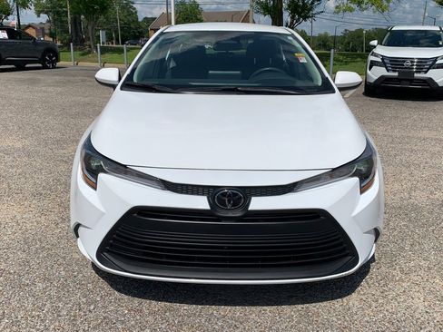 Used 2025 Toyota Corolla LE FWD image 3