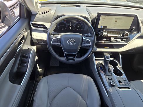Used 2023 Toyota Highlander Platinum AWD/4WD image 14