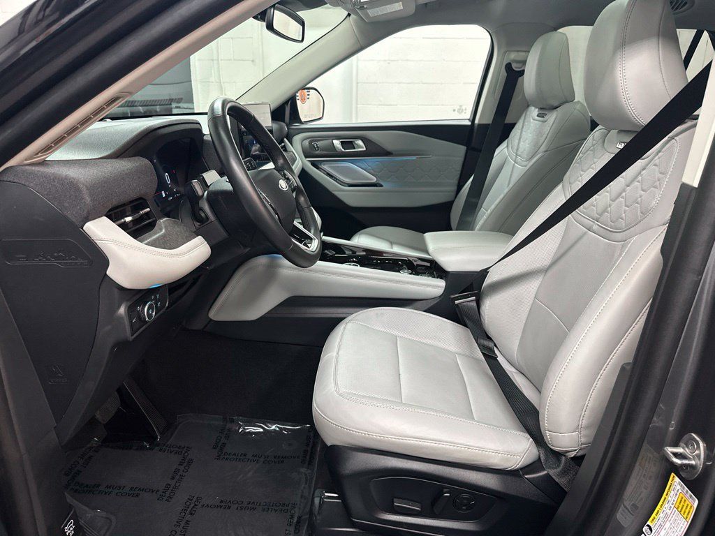 Used 2025 Ford Explorer Platinum w/ Ultimate Package AWD/4WD image 19