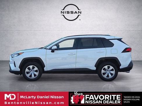 Used 2020 Toyota RAV4 LE FWD image 3