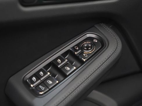 Used 2026 Porsche Macan AWD/4WD image 15