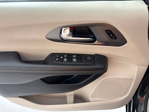 Used 2023 Chrysler Pacifica Touring-L FWD image 22
