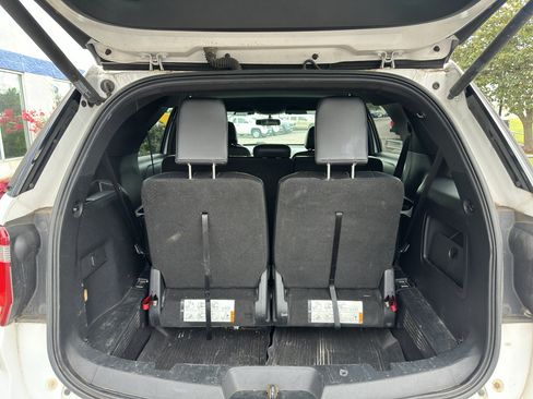 Used 2017 Ford Explorer XLT w/ Equipment Group 202A AWD/4WD image 17