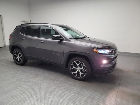 Used 2024 Jeep Compass Latitude image 11