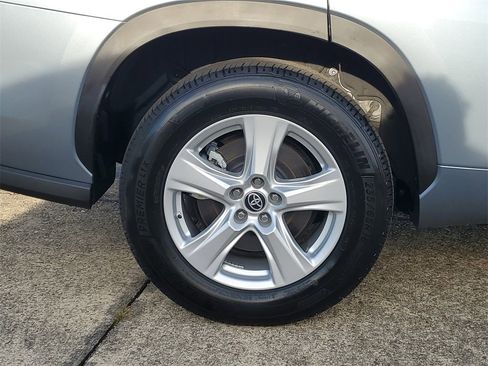 Used 2023 Toyota Highlander LE image 5