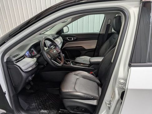 Used 2022 Jeep Compass Limited w/ Sun and Sound Group AWD/4WD image 16