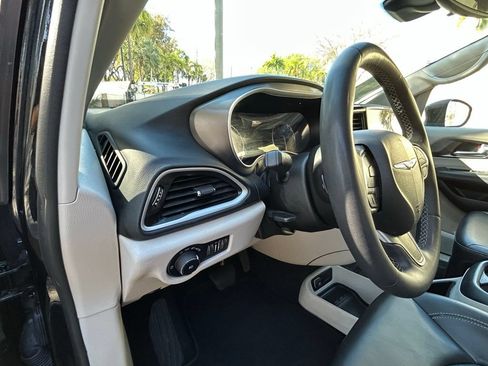 Certified 2023 Chrysler Pacifica Touring-L FWD image 18