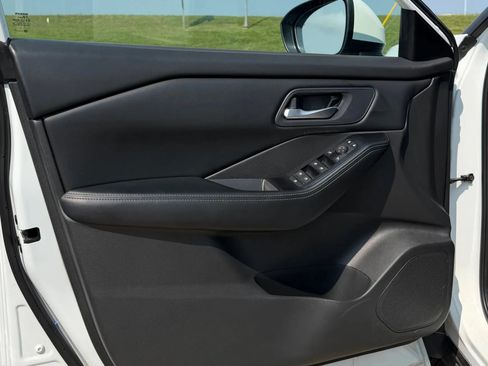 Used 2024 Nissan Rogue SV FWD image 4