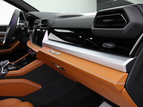 Used 2026 Lamborghini Urus SE AWD/4WD image 29