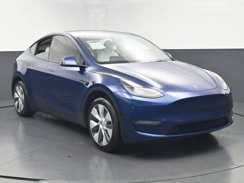 Used 2024 Tesla Model Y 2WD image 2
