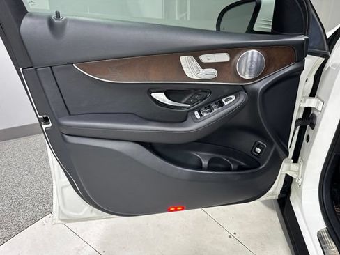 Used 2019 Mercedes-Benz GLC 300 4MATIC image 11