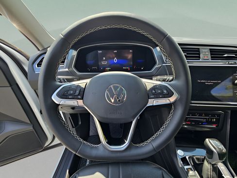 Used 2023 Volkswagen Tiguan SE w/ Panoramic Sunroof Package FWD image 22