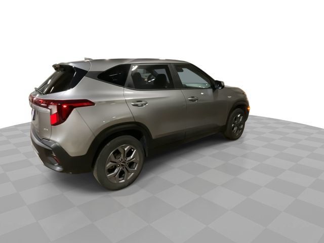 Used 2024 Kia Seltos LX AWD/4WD image 2