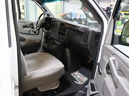 Used 2017 Chevrolet Express 3500 image 22