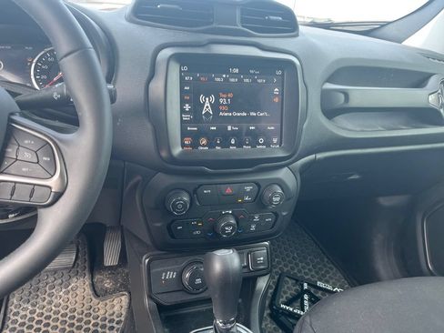 Used 2022 Jeep Renegade Latitude AWD/4WD image 19