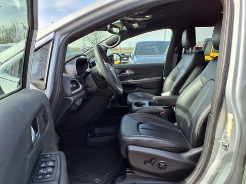 Used 2026 Chrysler Pacifica Select FWD image 19