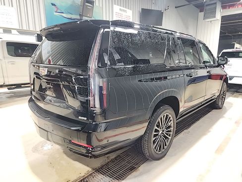 Used 2025 Cadillac Escalade ESV Sport Platinum image 3