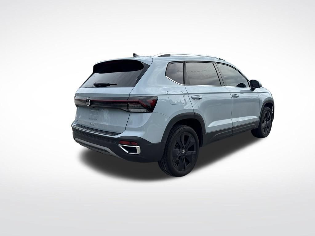 Used 2025 Volkswagen Taos SE w/ Panoramic Sunroof Package FWD image 5