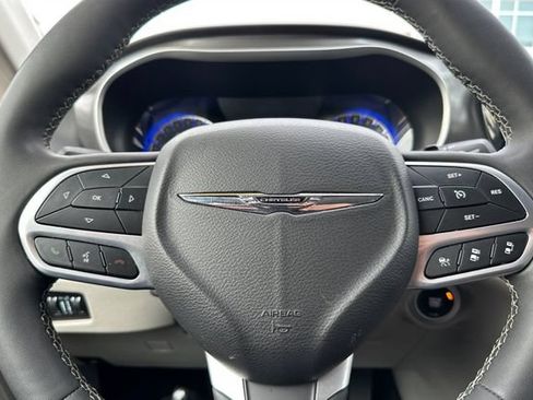 Certified 2024 Chrysler Pacifica Touring-L FWD image 24