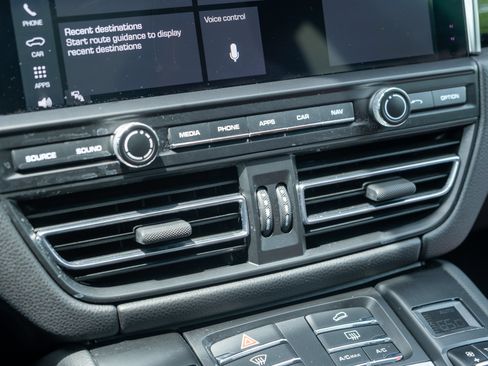 Certified 2021 Porsche Macan S AWD/4WD image 31
