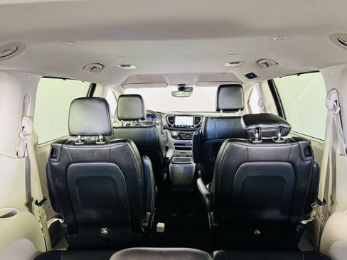 Used 2023 Chrysler Pacifica Touring-L FWD image 27