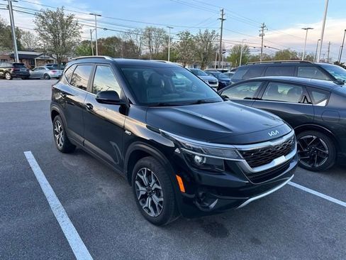 Used 2022 Kia Seltos EX image 2