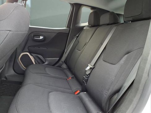 Used 2017 Jeep Renegade Latitude w/ Cold Weather Group image 14