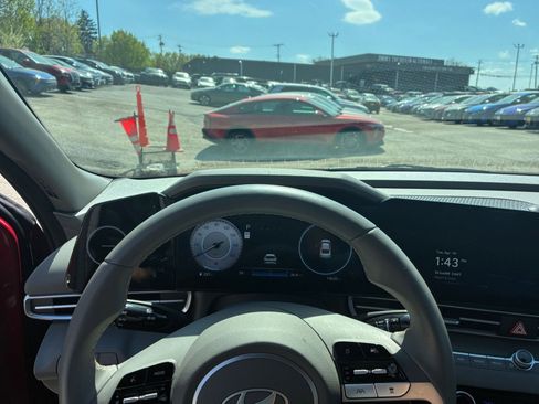 Used 2025 Hyundai Elantra SEL image 30