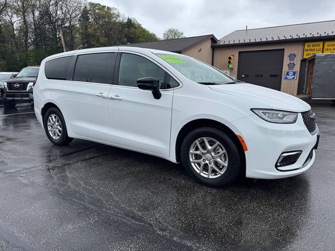 Used 2025 Chrysler Pacifica Select FWD image 5